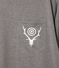 〈SOUTH2 WEST8〉x〈FOXFIRE〉L/S Round Pocket Tee - SCORON