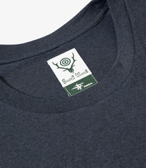 〈SOUTH2 WEST8〉x〈FOXFIRE〉L/S Round Pocket Tee - SCORON